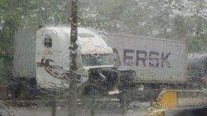 Tráfico paralizado en la Vía Centenario por accidente de camión articulado