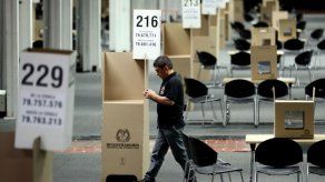 Abren las mesas de votación para histórico balotaje en Colombia