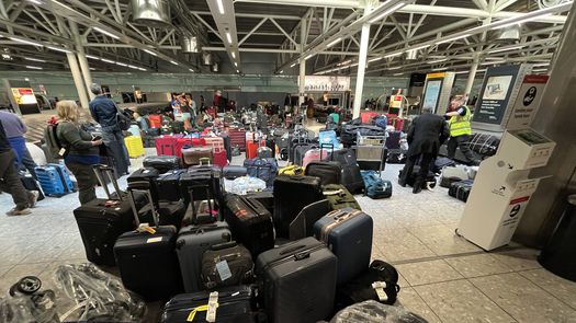 Las maletas se ven sin recoger en el reclamo de equipaje de la Terminal Tres de Heathrow, al oeste de Londres.