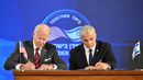 El presidente de los Estados Unidos, Joe Biden, y el primer ministro interino de Israel, Yair Lapid, firman un compromiso de seguridad en Jerusalén.