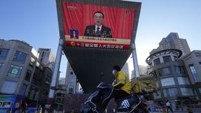 La producción se ha visto alterada por la política de “tolerancia cero” contra el COVID-19, que en ocasiones ha cortado el acceso a grandes ciudades, además de por la débil demanda de exportaciones chinas y la escasez de energía y chips procesadores.&nbsp;