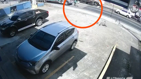 Bus conocido como Diablo verde atropella a dos colaboradoras de la AAUD.