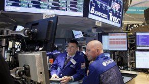 Wall Street cierra mixta por datos de manufactura en EEUU