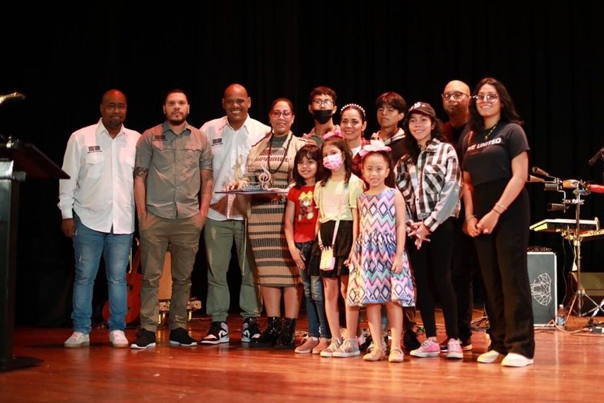 Con la entrega de un reconocimiento a la trayectoria y legado musical de I Nesta a sus familiares.