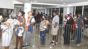 Personas acuden a los centros de vacunación para aplicarse la vacuna contra covid-19.