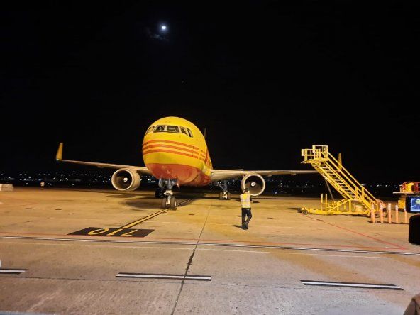 Avion de DHL que trasladó a Panama el nuevo lote de vacunas contra COVID-19 de Pfizer.