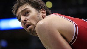 Gasol realiza el calentamiento con una protección en el gemelo derecho