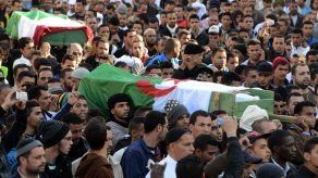 Miles de personas acuden a funerales de tres jóvenes muertos en enfrentamientos en Argelia