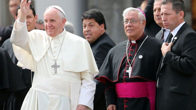 Papa termina visita a Ecuador y va a Bolivia