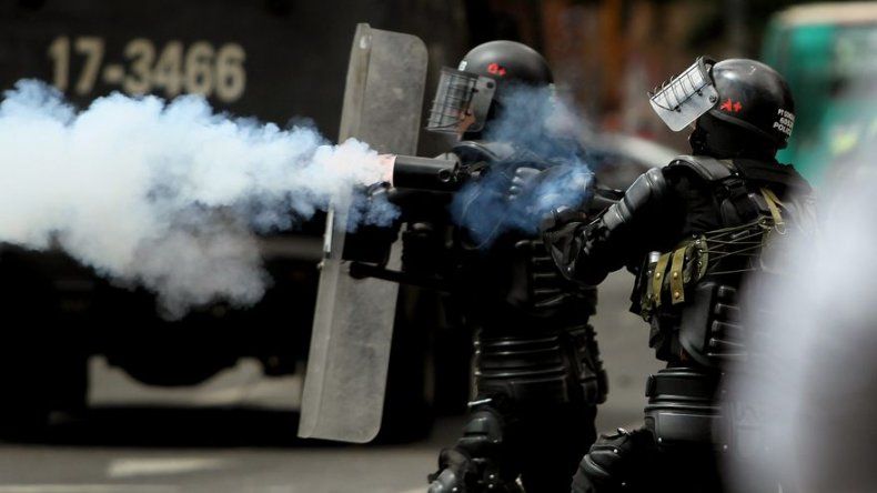 Gobierno colombiano informa de 11 policías heridos en protesta campesina