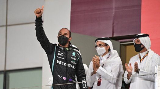 Lewis Hamilton ganó en el GP de Catar y recorta distancia con Verstappen