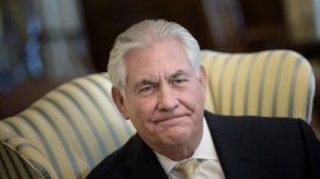 Tillerson descarta renuncia y reafirma compromiso con Trump