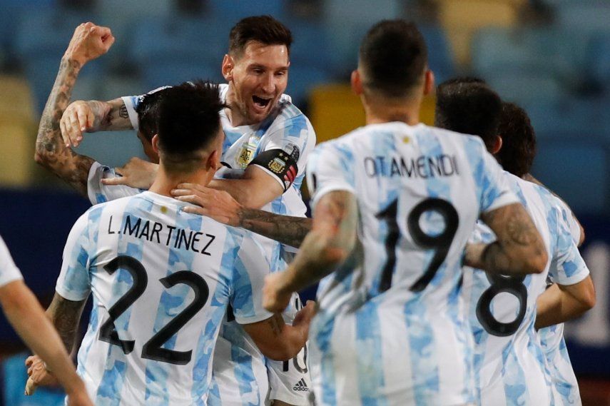 Lionel Messi (arriba) de Argentina celebra tras anotar contra Ecuador