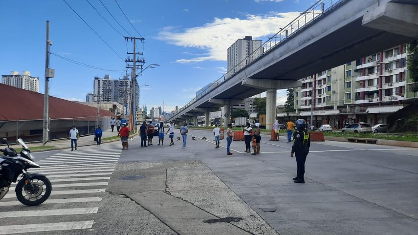 Los manifestantes mantuvieron cerrada la vía 12 de Octubre por varias horas