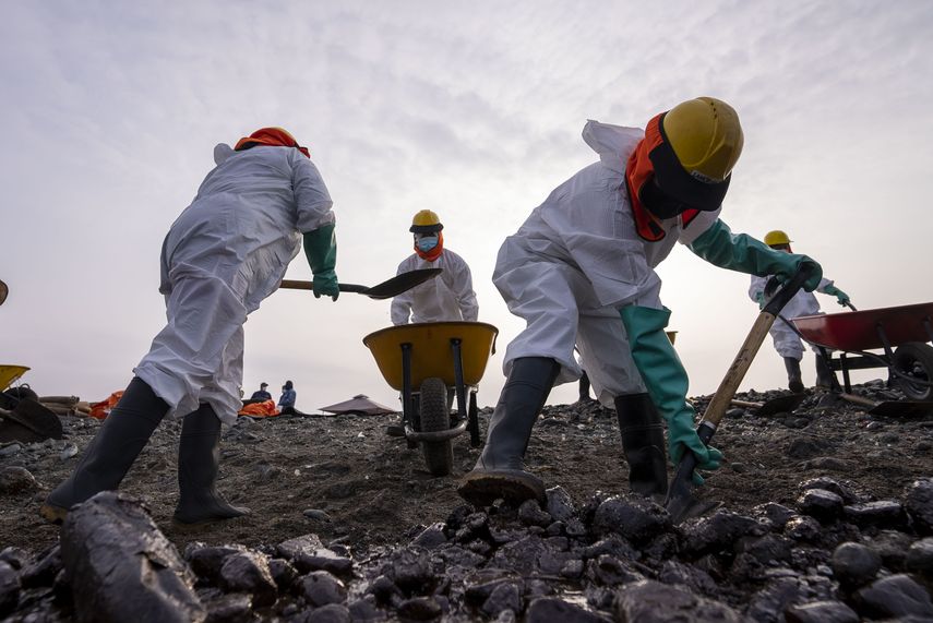 Personal del Ministerio del Ambiente de Perú y organizaciones trabajan para mitigar los efectos ambientales producto del derrame.