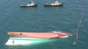 Buzos tratan de recuperar cuerpos de transbordador hundido