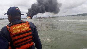 Armada colombiana asiste a embarcación panameña que se incendió en Cartagena