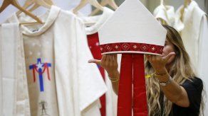 Presentan ornamentos que usará el papa Francisco en su visita a Chile