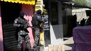 Oficiales de la Policía de Río de Janeiro durante un operativo antidrogas en la favela Jacarezinho.