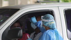 Personal de salud aplica hisopados para detectar covid-19.