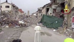 El papa visita la zona devastada por el terremoto de Italia