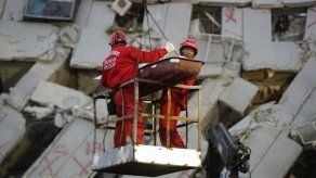 Socorristas salvan a más sobrevivientes de sismo en Taiwán