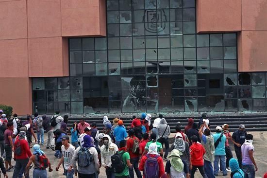 México: Estudiantes atacan la sede del Congreso de Guerrero