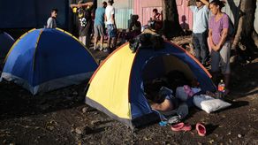 Duermen en champas de plástico que tienden bajo árboles o en las bancas de la terminal.