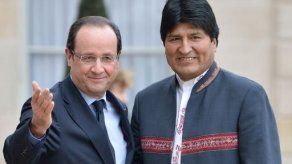 Hollande dijo que autorizó sobrevuelo de Francia cuando supo de Morales