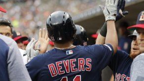 Bogaerts y Devers conectan jonrones para Boston