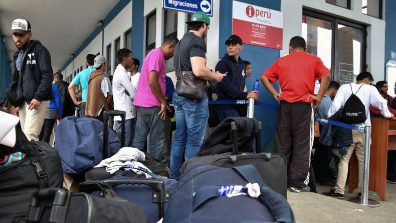 Perú cierra la puerta a venezolanos sin pasaporte, pero miles alcanzan a entrar