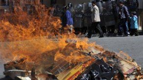 Violentos choques entre policías y médicos en Bolivia