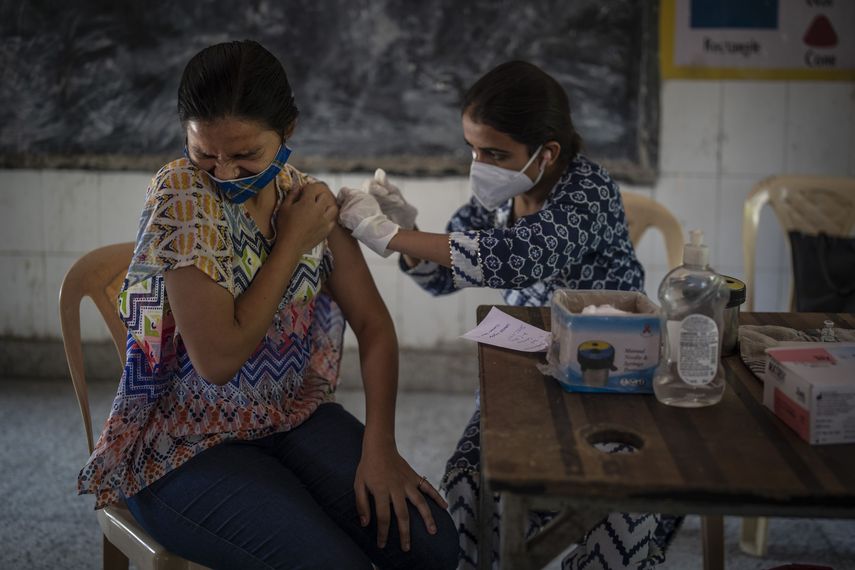Alrededor del 75% de la población adulta que podía inmunizarse en India ha recibido al menos una dosis﻿.