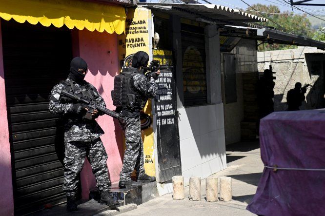 Oficiales de la Policía de Río de Janeiro durante un operativo antidrogas en la favela Jacarezinho.