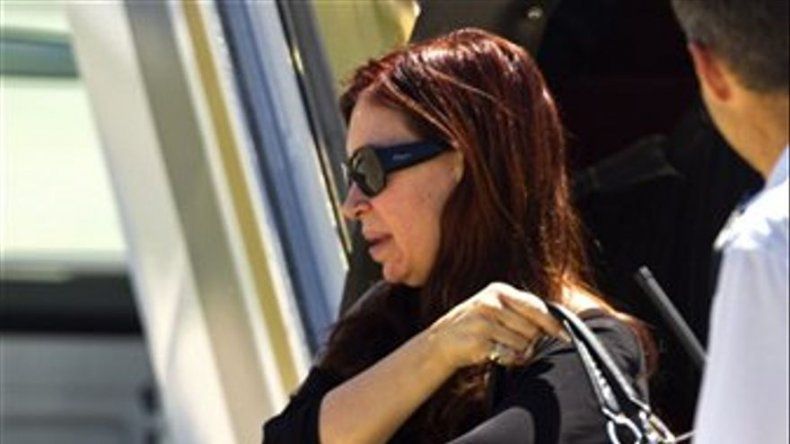 Simpatizantes de Fernández se reúnen frente al hospital