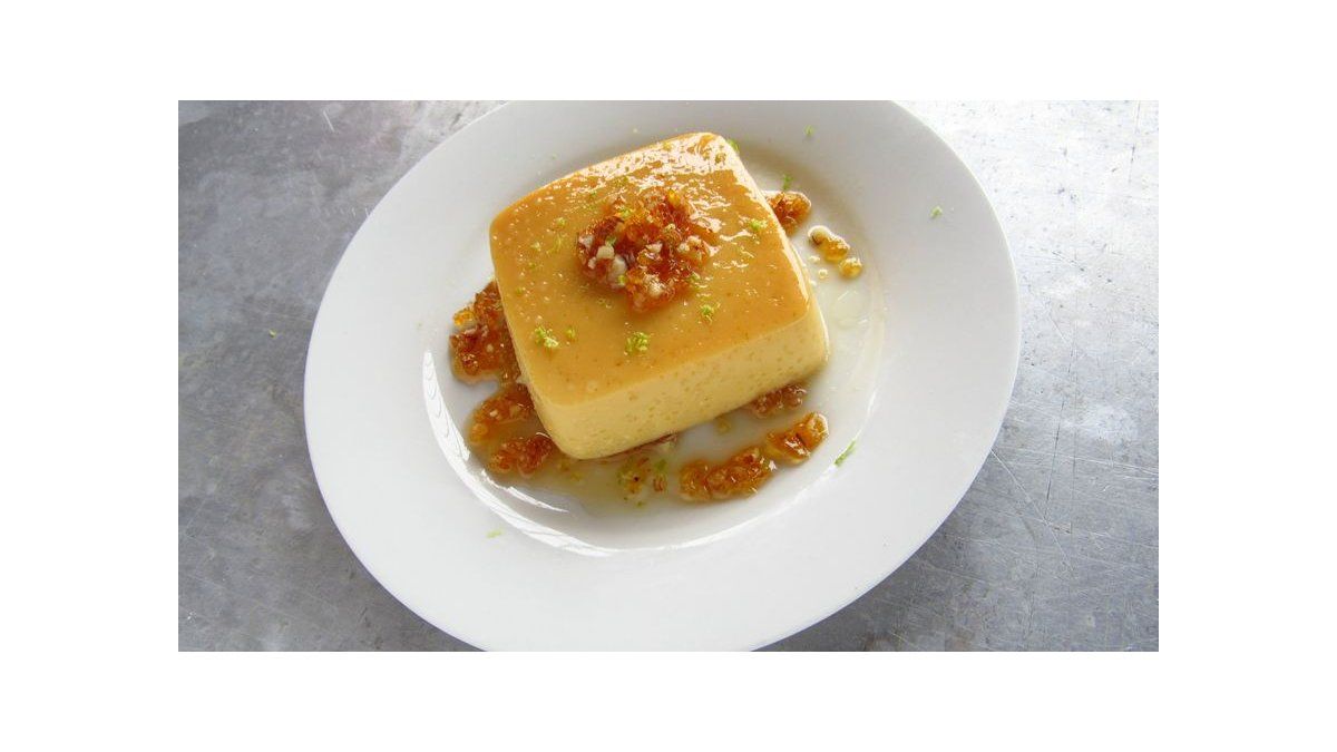 Flan con crocante de amareto y almendras