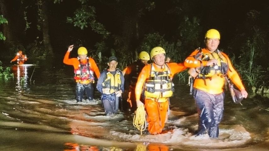SINAPROC rescata a seis personas atrapadas por inundaciones