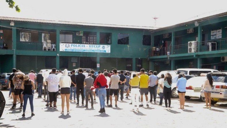 Dos de los 53 jóvenes detenidos en una fiesta en Bolivia tienen COVID-19