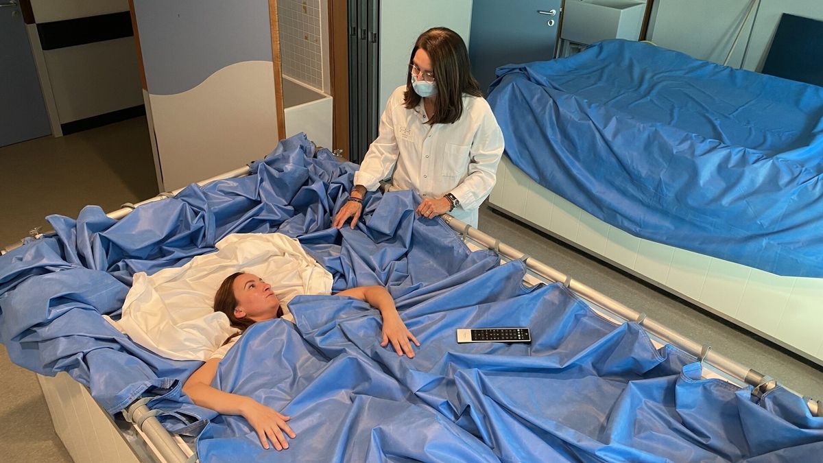 Las voluntarias están tumbadas en tanques de agua, cubiertas con una tela impermeable para mantenerse secas y suspendidas uniformemente para simular esa sensación de ingravidez.