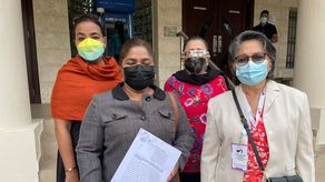 Momento en el que las miembros de Fonamupp interponen la demanda.