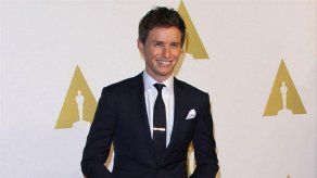 El Globo de Oro de Eddie Redmayne levantó sospechas en el aeropuerto