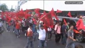 Trabajadores marchan y demandan aumento general de salarios