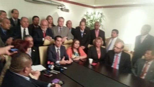 Bancada de CD apoya a Roux como presidente encargado del partido