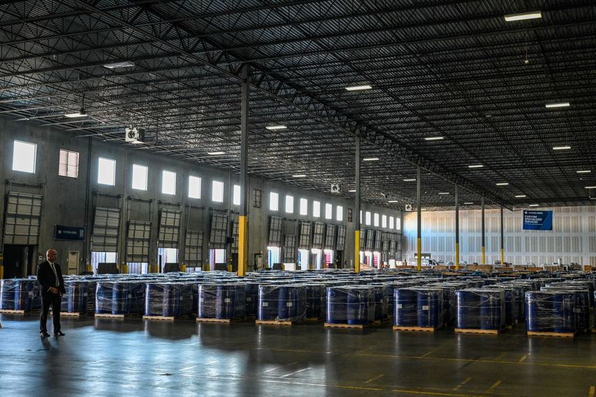 Estados Unidos incauta 13.000 barriles de químicos para drogas que iban de China a México.