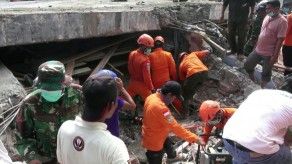 Alrededor de 100 muertos en Indonesia por sismo