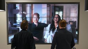 El Príncipe Harry y su esposa, Meghan Markle, renunciaron a la corona británica.