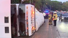 Vuelco de camión en la vía Cincuentenario.