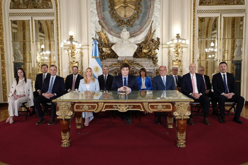 Javier Milei anuncia que bajará un 90 % los impuestos y avanzará en el cierre del Banco Central.
