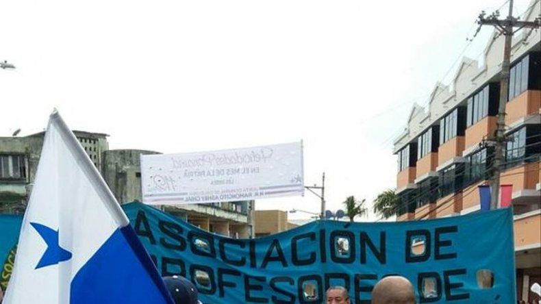 Docentes marchan hacia la Presidencia