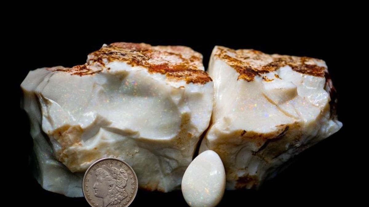 El ópalo es más grande que un ladrillo y está partido en dos trozos.